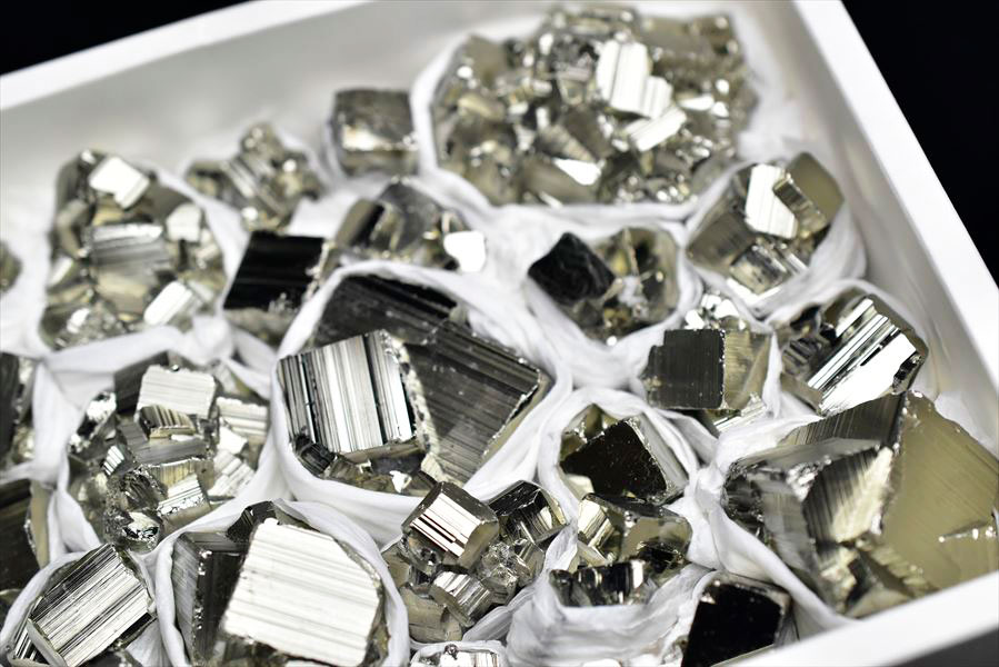 ペルー産　ワンサラ　パイライト　原石　クラスター　卸価格　箱売り　詰め合わせ　黄鉄鉱　Huanzala Huallanca Pyrite　天然石　パワーストーン