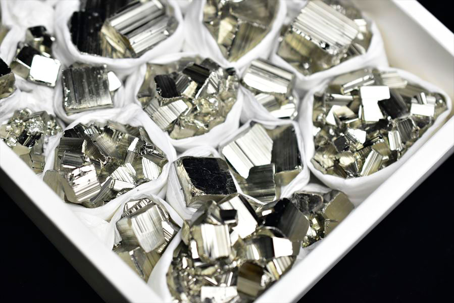 ペルー産　ワンサラ　パイライト　原石　クラスター　卸価格　箱売り　詰め合わせ　黄鉄鉱　Huanzala Huallanca Pyrite　天然石　パワーストーン