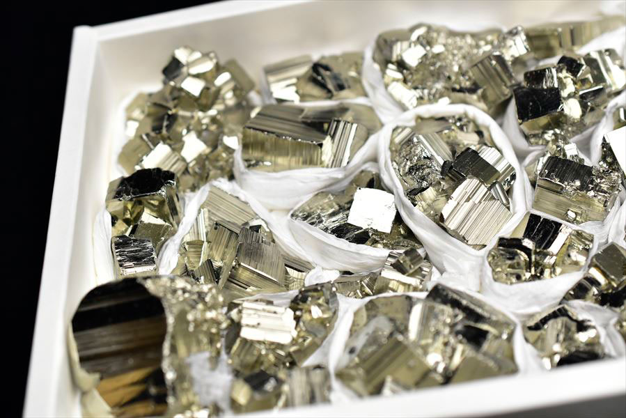 ペルー産　ワンサラ　パイライト　原石　クラスター　卸価格　箱売り　詰め合わせ　黄鉄鉱　Huanzala Huallanca Pyrite　天然石　パワーストーン