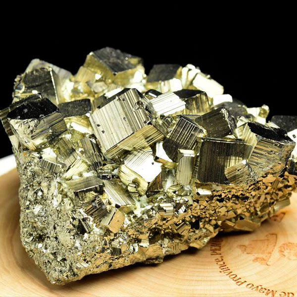 ペルー産　ワンサラ　パイライト　原石　クラスター　立方体結晶　黄鉄鉱　Huanzala Huallanca Pyrite　天然石　パワーストーン