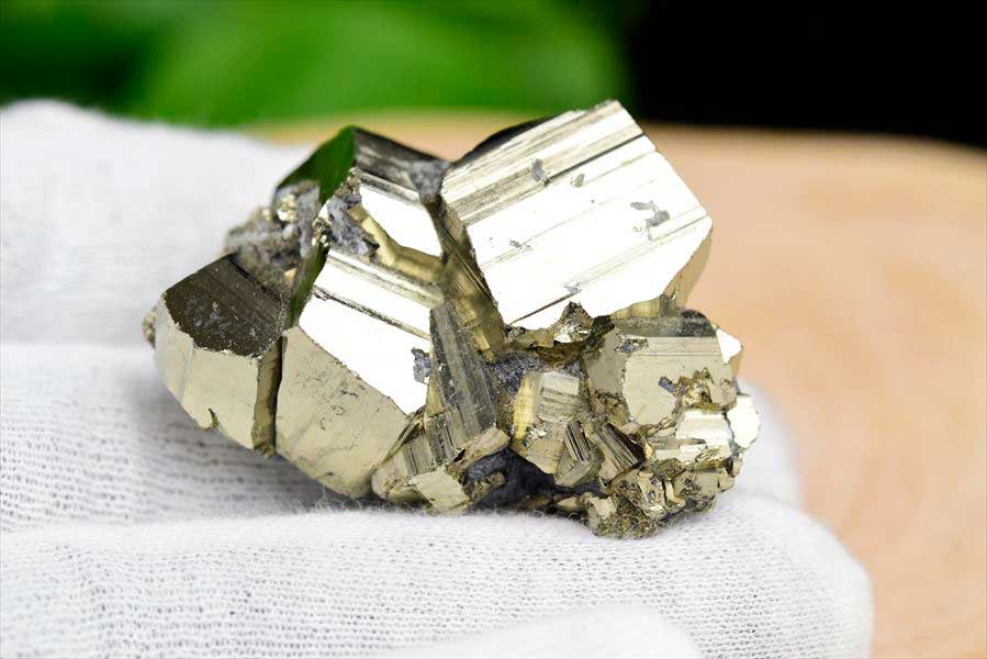 ペルー産　ワンサラ　パイライト　原石　クラスター　立方体結晶　黄鉄鉱　Huanzala Huallanca Pyrite　天然石　パワーストーン